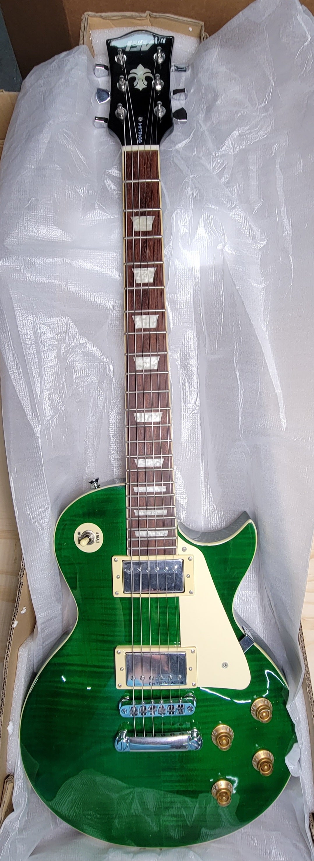 IYV ILS-300 EGR Les Paul Solid-Body Electric Guitar Emerald Green (8052259717358)